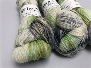 Selma by permin merino / polyamid - hand dyed i grønne nuancer